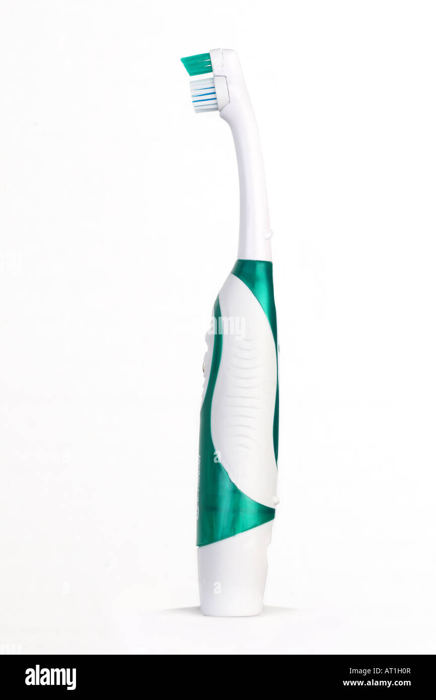 Cepillo dental eléctrico sobre un fondo blanco. Foto de stock