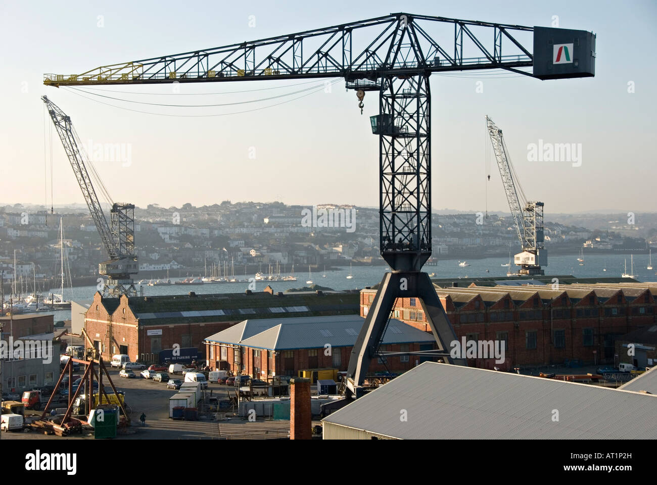 Falmouth Docks, Cornualles, en el Reino Unido. Dockyard grúas Foto de stock
