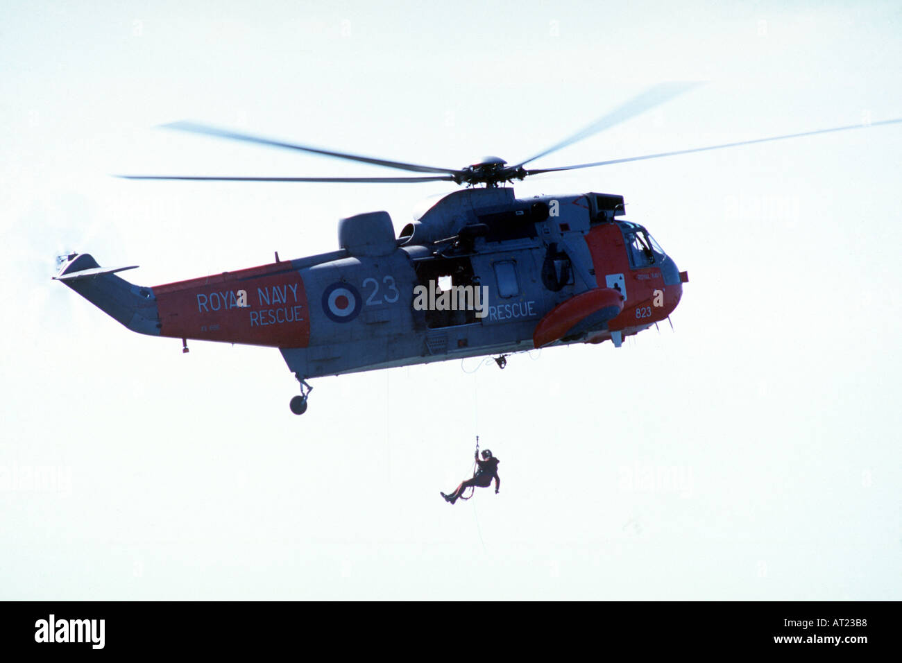 Rescate en el mar helicóptero Seaking aire con winchmang Foto de stock