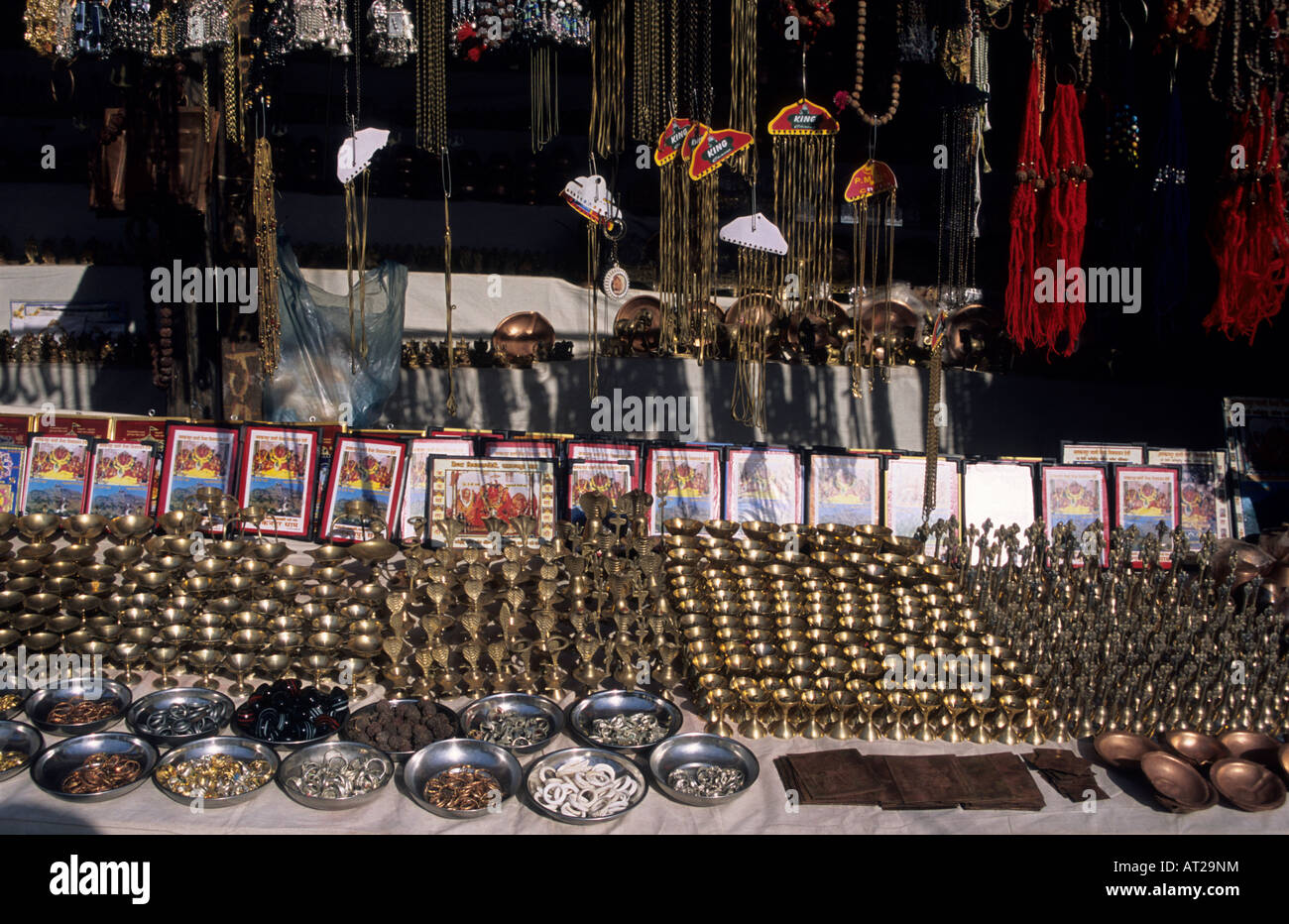 Tienda de venta de artículos religiosos de cobre, latón, Salkanpur village 70 km de Bhopal, Madhya Pradesh, India. Foto de stock