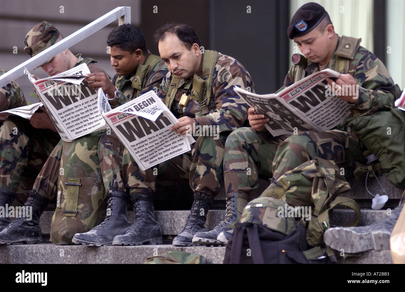 Soldados estadounidenses leyendo titular de prensa de guerra, tres días después de 9 11 en Ground Zero Foto de stock