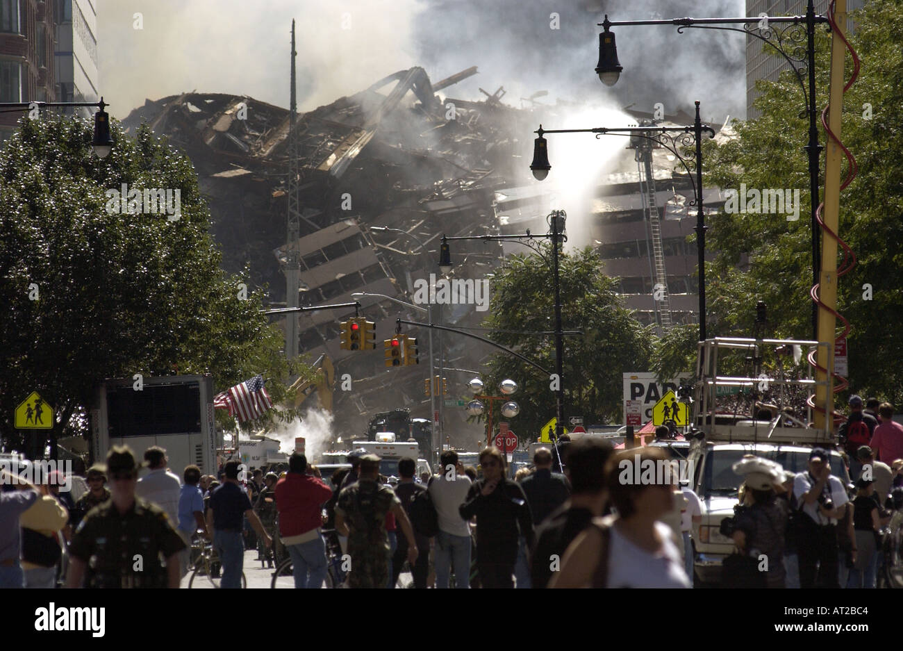 Entre los escombros del World Trade Center, dos días después de los ataques terroristas del 11 de 9 Foto de stock