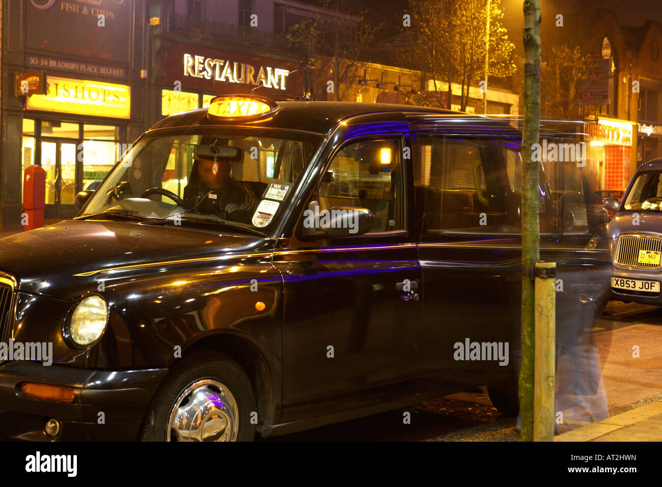 Macho de embarque de pasajeros en un taxi cab rank en la zona de vida nocturna de bares y discotecas en bradbury lugar belfast Foto de stock