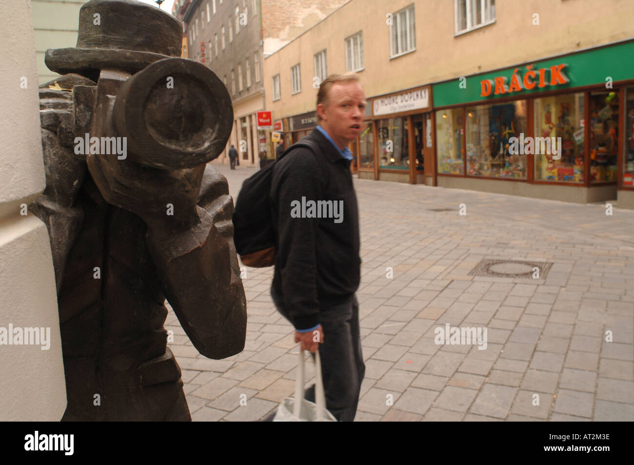 Estatua de un paparazzi en Bratislava, Eslovaquia Foto de stock