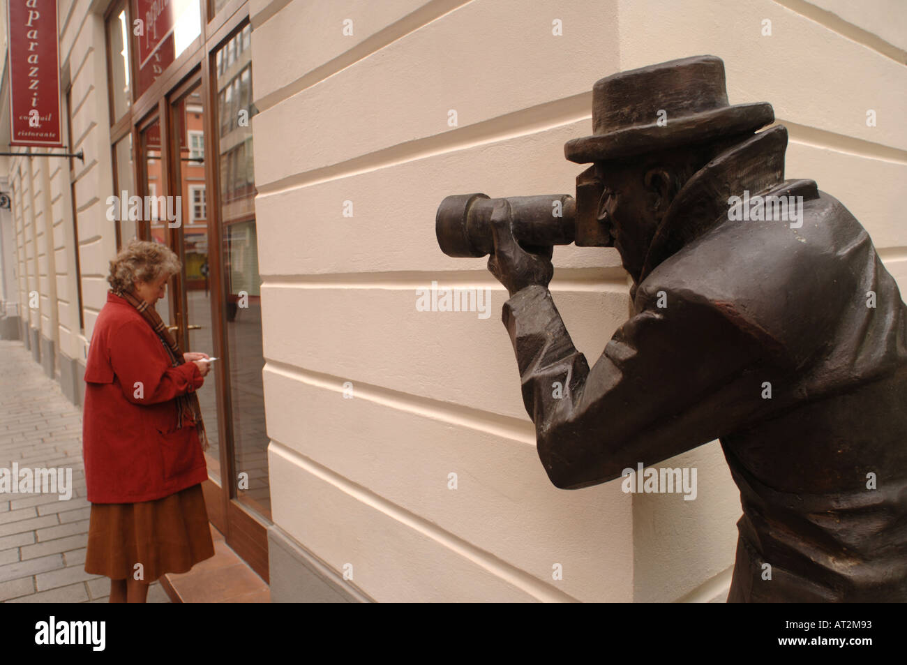 Estatua de un paparazzi en el centro de Bratislava, Eslovaquia Foto de stock