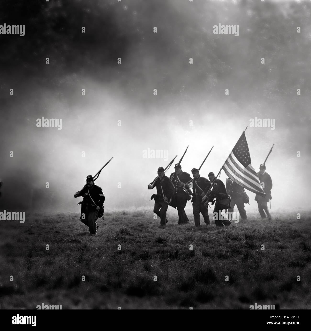 Guerra Civil americana nueva promulgación de los soldados de la Unión circulan al amparo de una batalla de humo. Sólo para uso editorial. Foto de stock