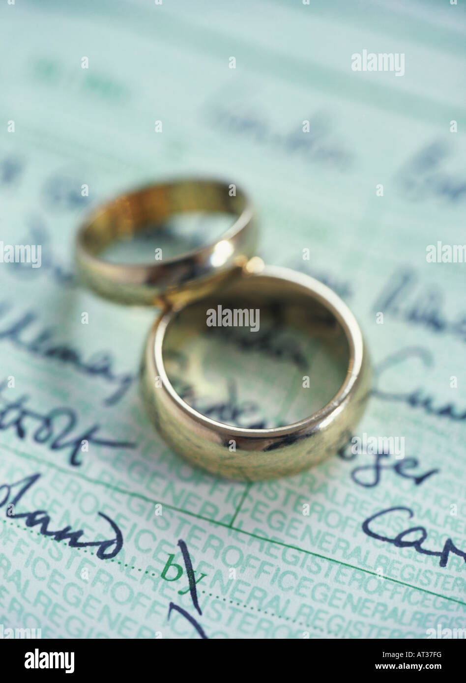 Un par de los anillos de boda Sobre un certificado de matrimonio Fotografía  de stock - Alamy
