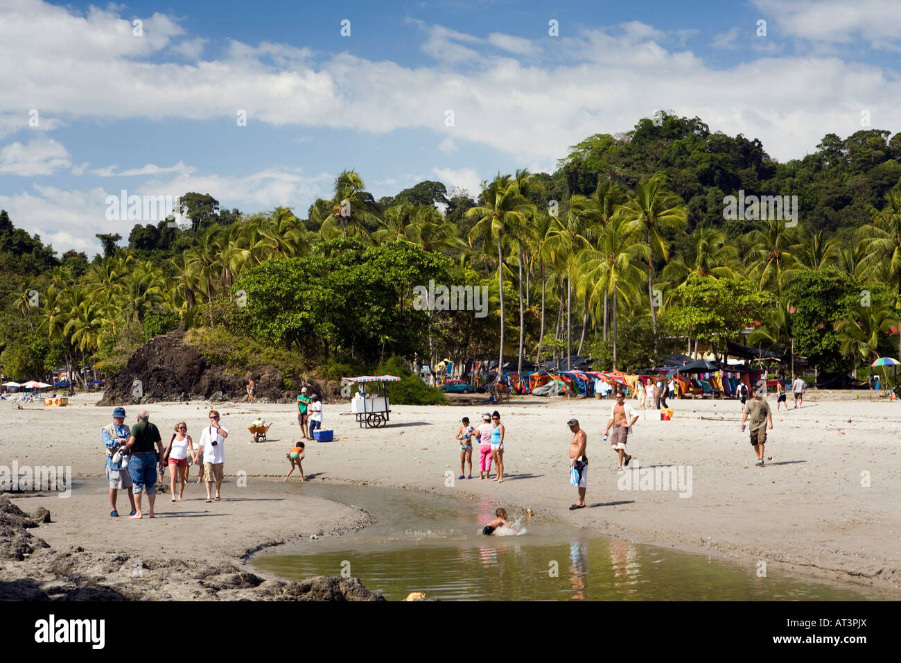 Costa Rica Quepos Playa Espadilla Norte Playa visitantes en creek