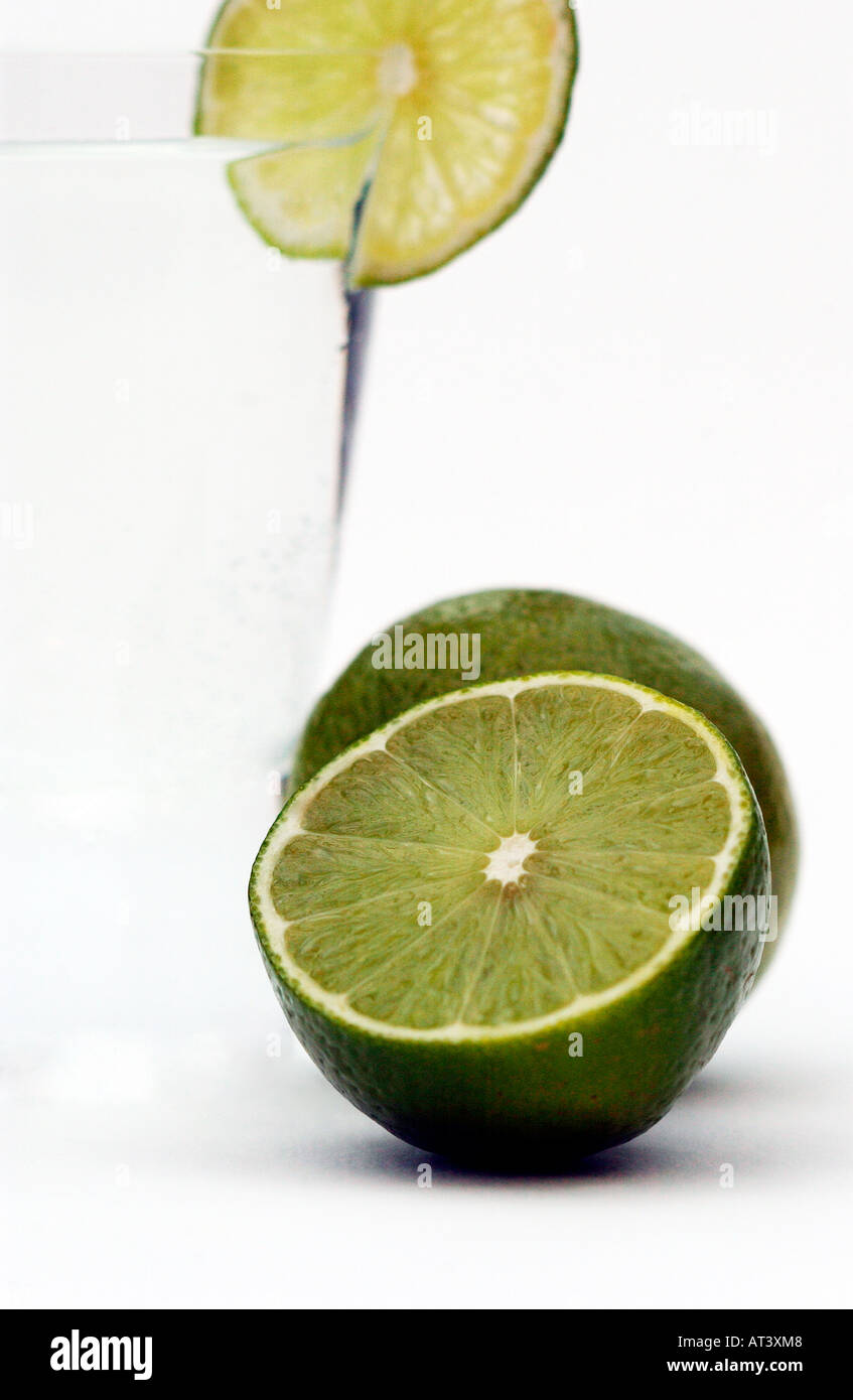 Limones con Vaso de agua dulce Foto de stock