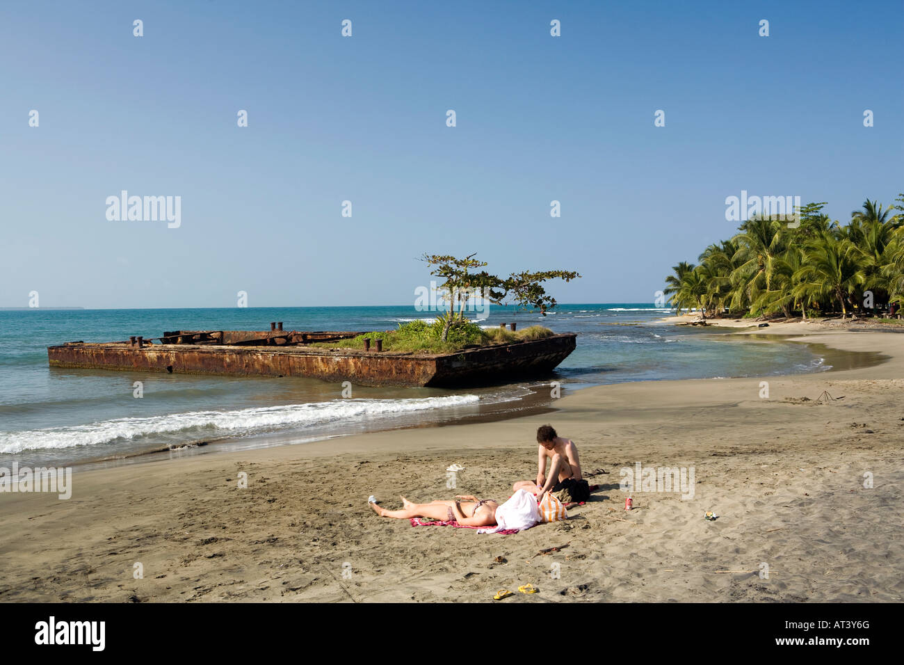 Costa Rica Costa Caribe Puerto Viejo de Talamanca Playa Negra gente tomando  el sol en la playa cerca del buque hundido de intrus Fotografía de stock -  Alamy