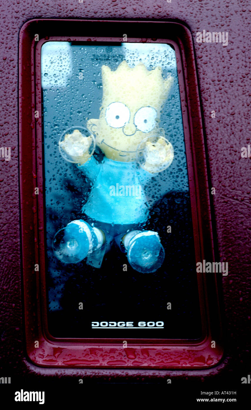 Kitsch Bart Simpson toy atascado en el interior del coche usa la ventana lateral Foto de stock