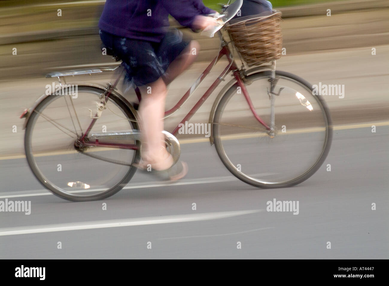 Bicicleta de pedal pulsador Ciclo desenfoque de movimiento de rueda de  velocidad rápida conmutar viajes ciudad Mujer Bicicleta Paseo Oxford,  Cambridge, la universidad, la ciudad Fotografía de stock - Alamy