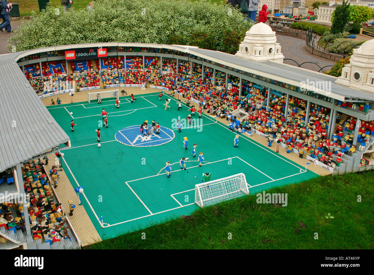 Modelo Lego del antiguo estadio de Wembley con las torres gemelas en  Legoland Windsor Fotografía de stock - Alamy