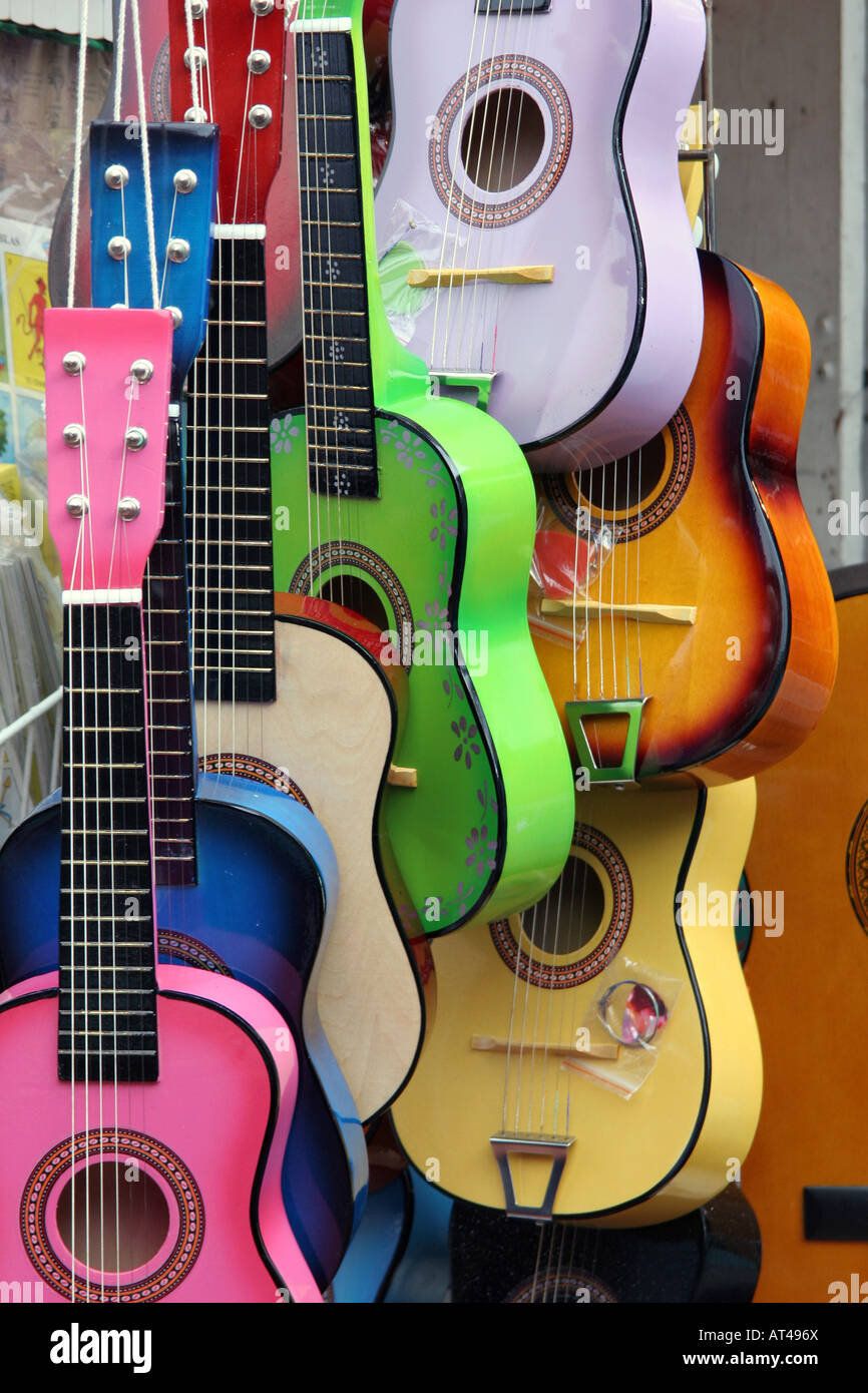 Recuerdo guitarras en Olvera Street, el pueblo de Los Angeles Fotografía de  stock - Alamy
