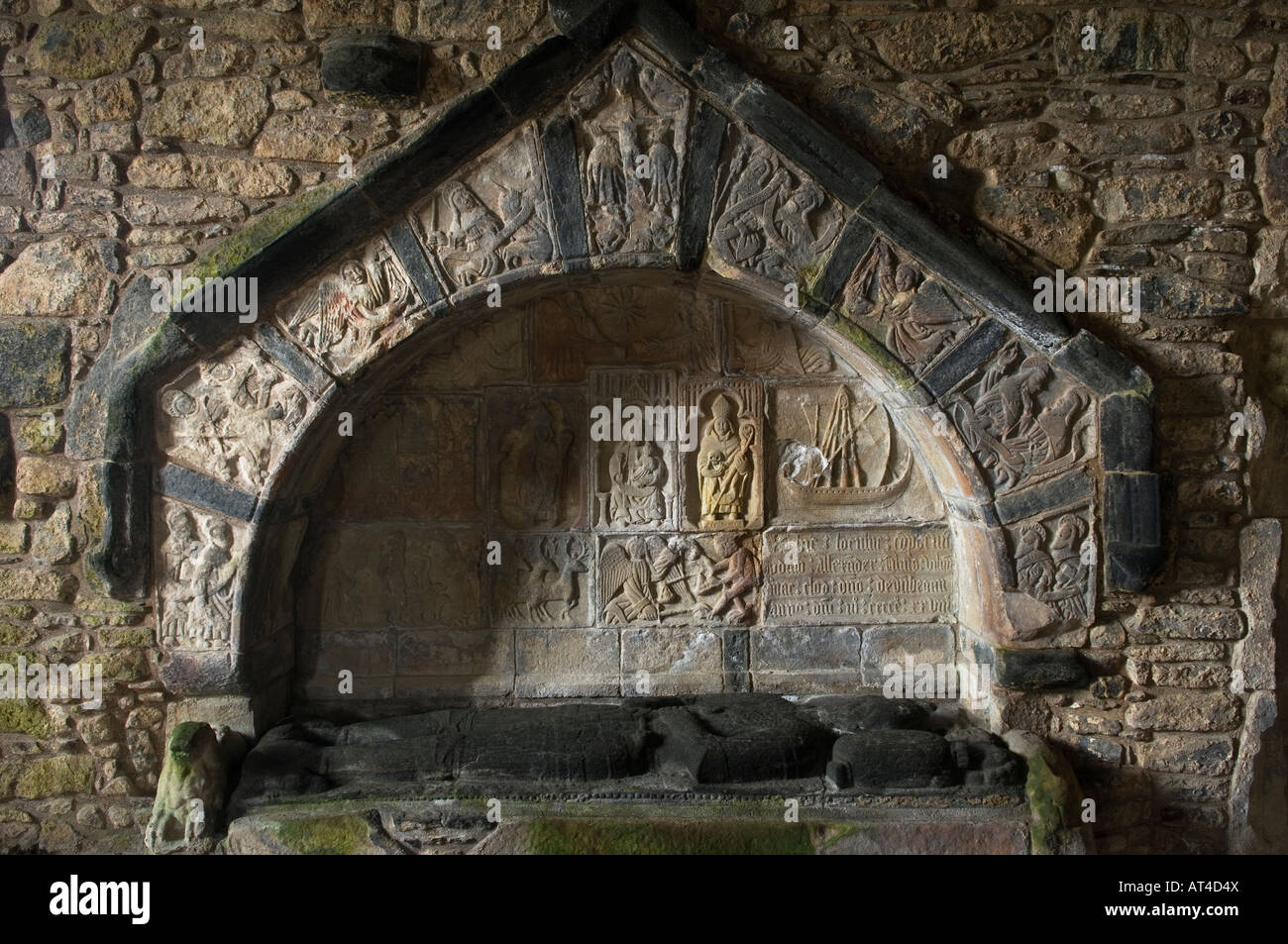 La Iglesia de San Clemente, Rodel, Isla de Harris, Hébridas, Escocia. La figura yacente de piedra labrada y la tumba de Alexander MacLeod Foto de stock