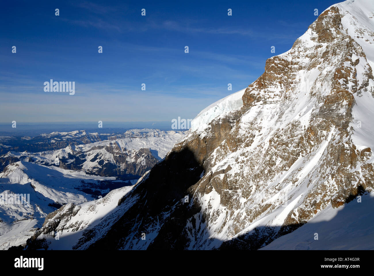 Los Alpes Monch y pico. Vista desde el Jungfraujoch, la Cima de Europa Foto de stock