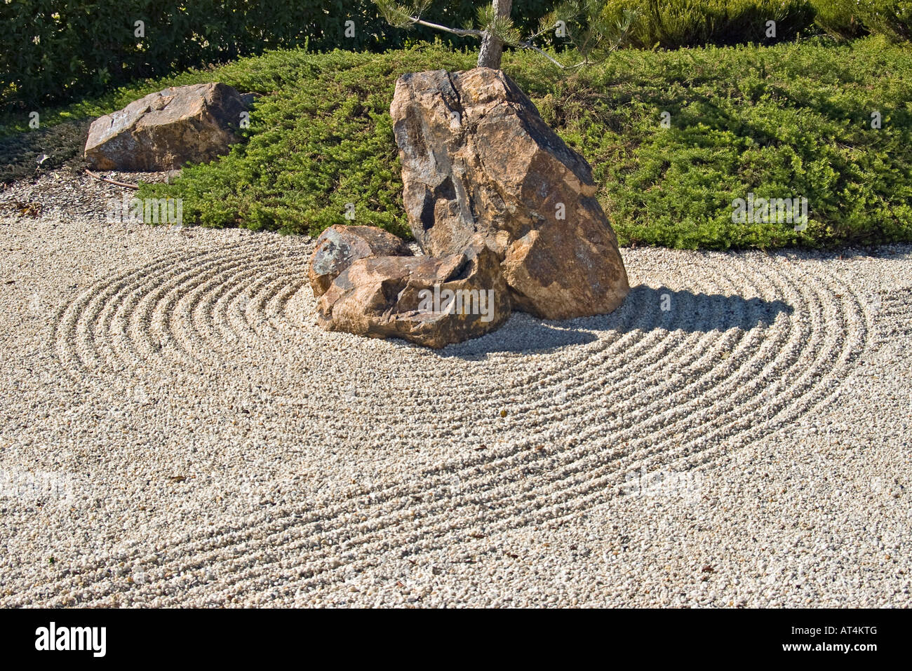 El jardín japonés de rock mostrando gravilla rastrillada piedras Foto de stock