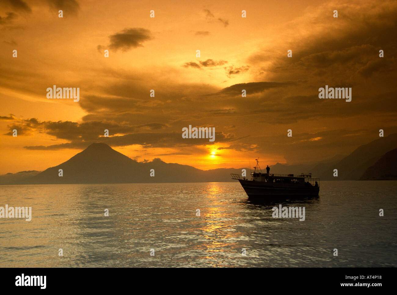 Puesta de sol sobre el Lago Atitlan Guatemala desde Panajachel Foto de stock