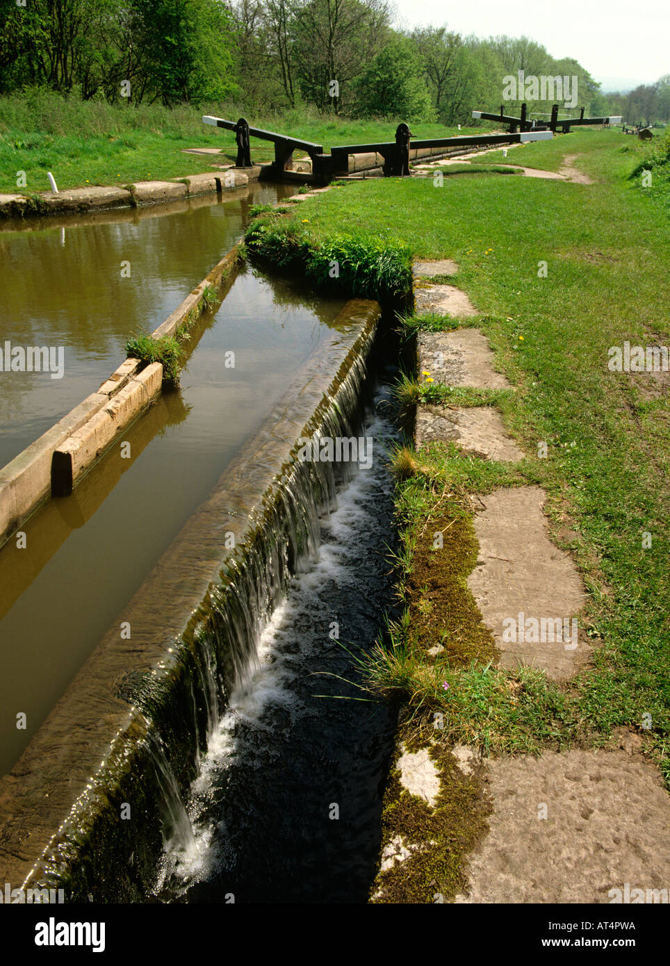 Punto de control de nivel de Cheshire UK en Macclesfield Canal en Bosley bloqueos Foto de stock