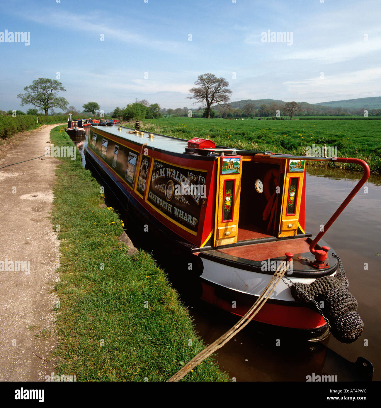 UK Cheshire narrowboats en Macclesfield Canal en Bosley bloqueos Foto de stock