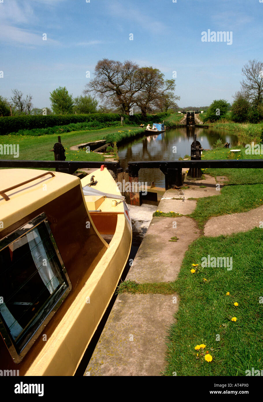 UK Cheshire narrowboat en Bosley bloqueos en Macclesfield Canal Foto de stock