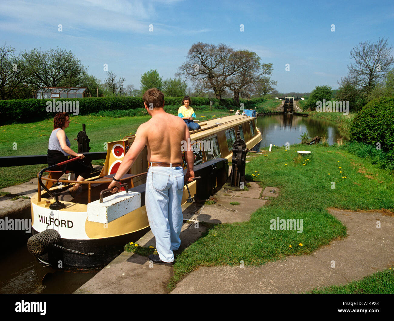 Cheshire REINO UNIDO gente de narrowboat en Bosley bloqueos en Macclesfield Canal Foto de stock