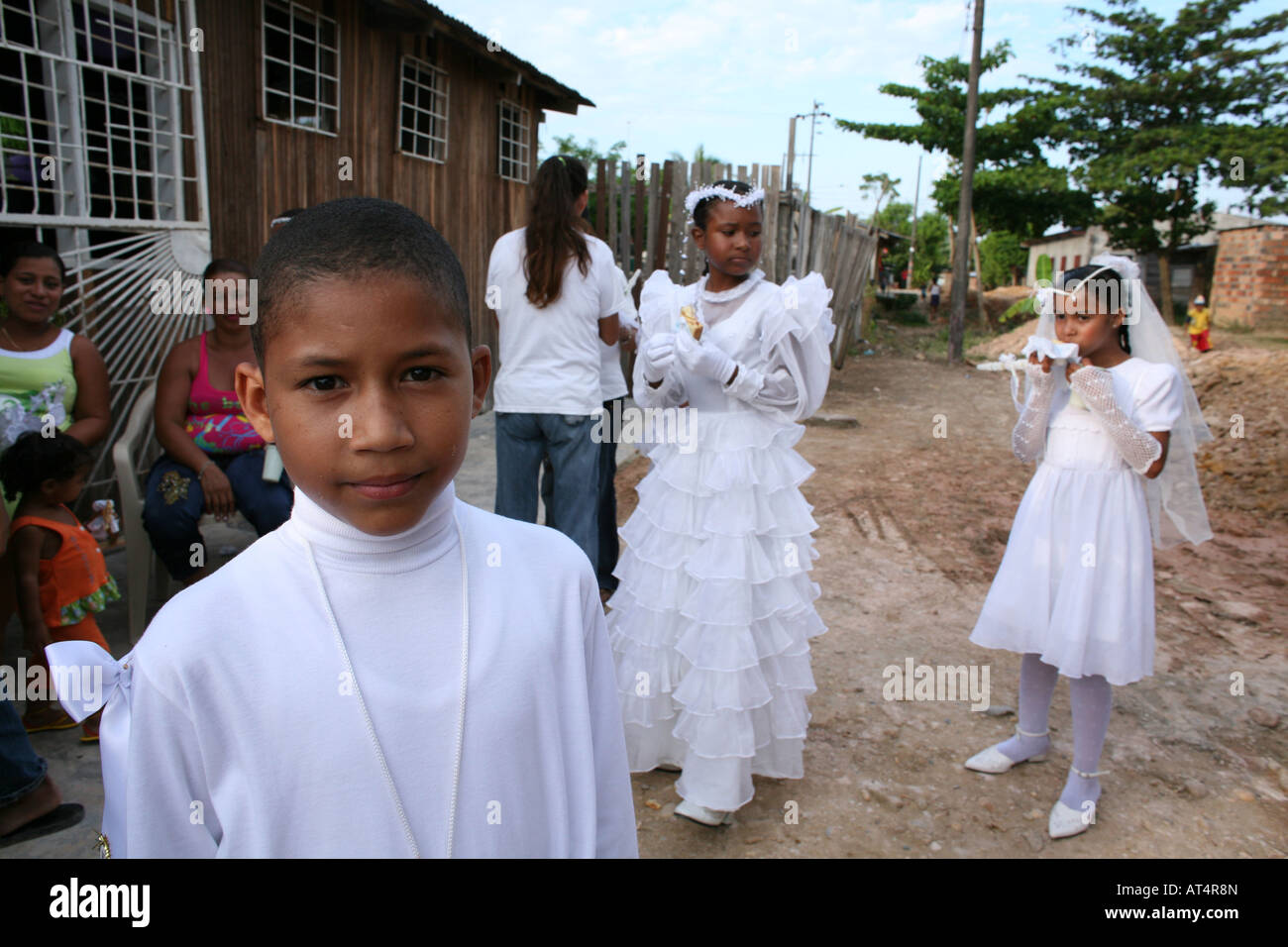 Niño con vestido de primera comunión fotografías e imágenes de alta  resolución - Alamy