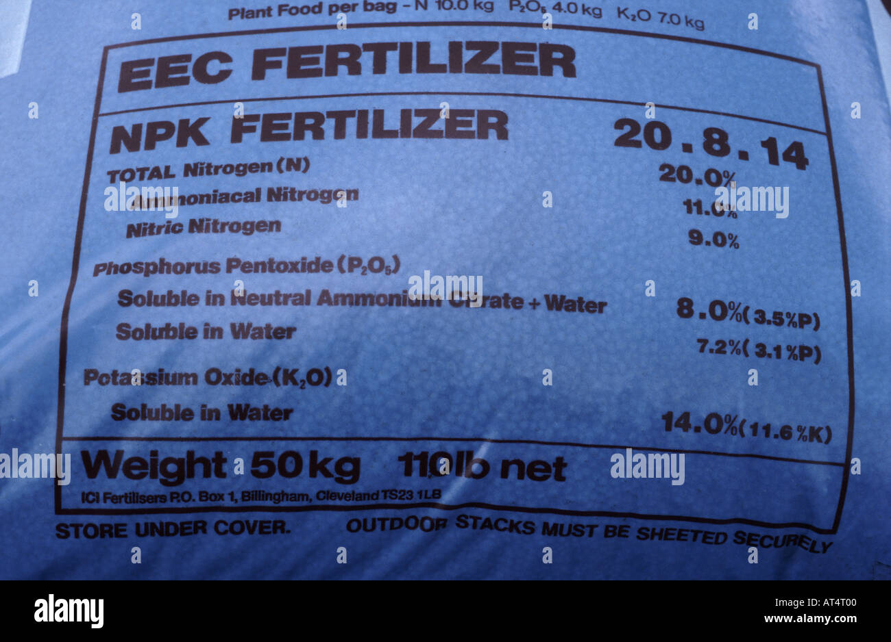 Bolsa de fertilizante que muestra la etiqueta de contenido contiene nitrógeno fósforo potasio Foto de stock