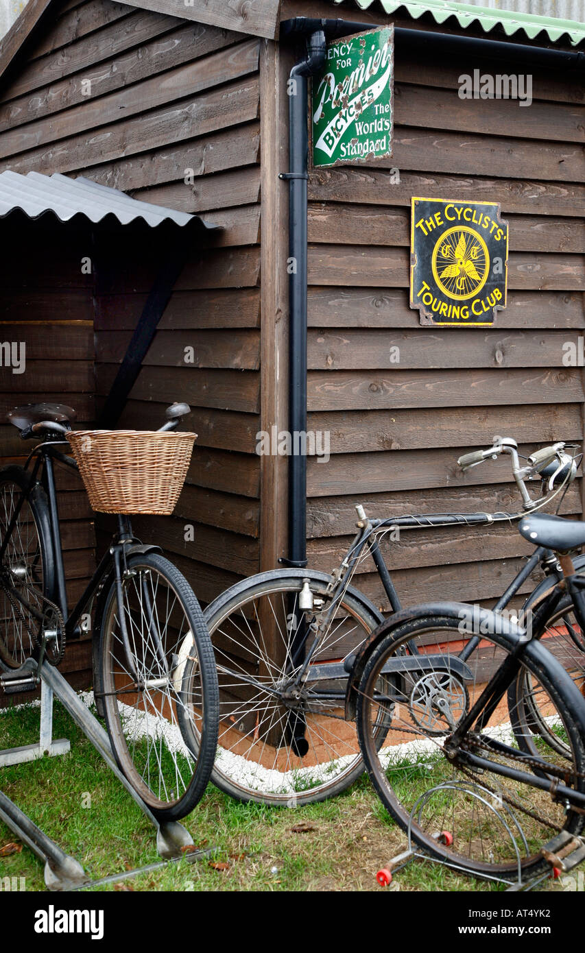 Vintage tienda de bicicletas en el Goodwood Revival West Sussex, UK 2006 Foto de stock