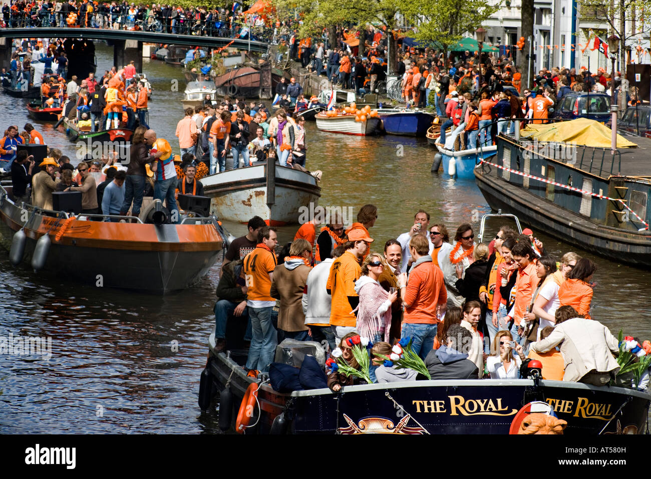 Naranja es el color dominante en los canales de Amsterdam, en la celebración del cumpleaños de la Reina. Foto de stock