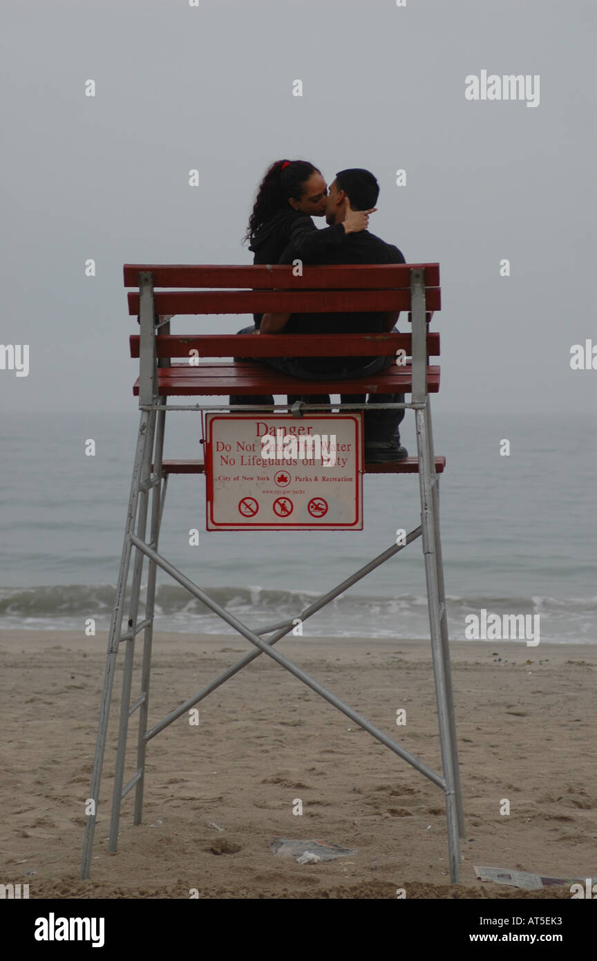 Pareja besándose en la playa fotografías e imágenes de alta resolución - Alamy Pareja besándose en la playa fotografías e imágenes de alta resolución - Alamy