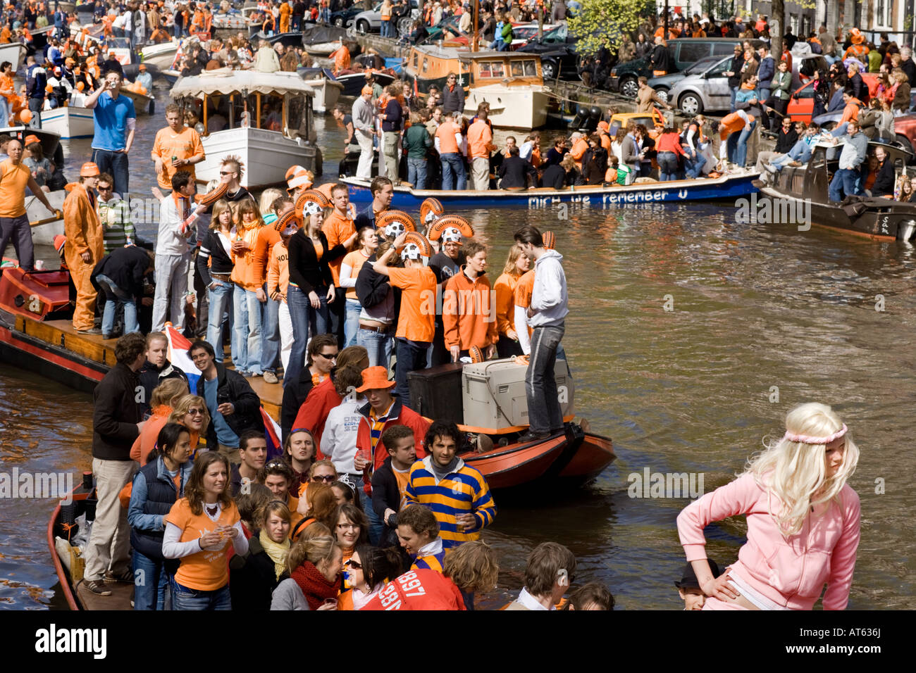 Gridlock naranja en los canales de Amsterdam, en la celebración del cumpleaños de la reina: la importantísima Koninginnedag. Foto de stock
