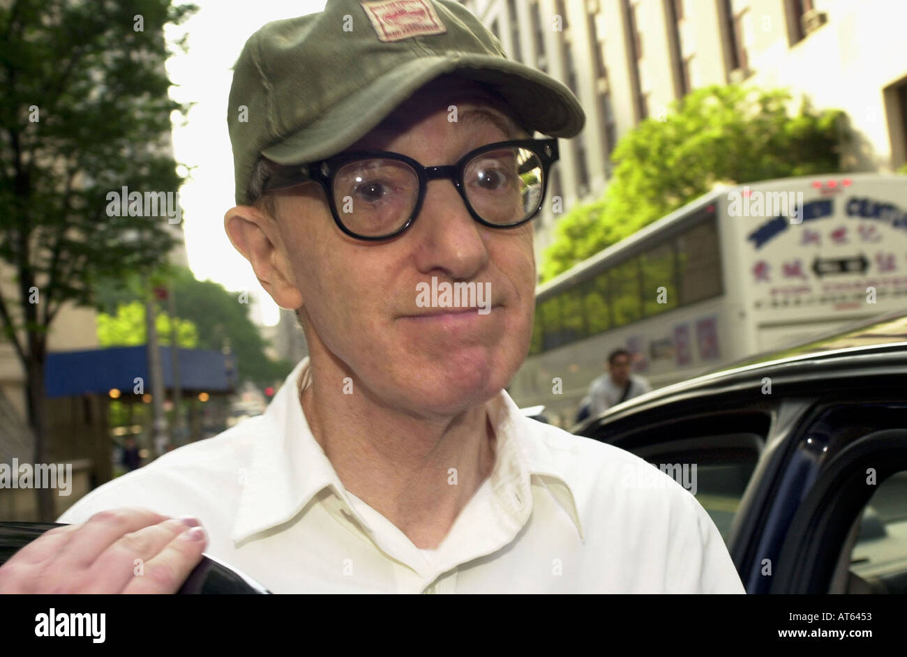 El director de cine Woody Allen sale de corte Foto de stock
