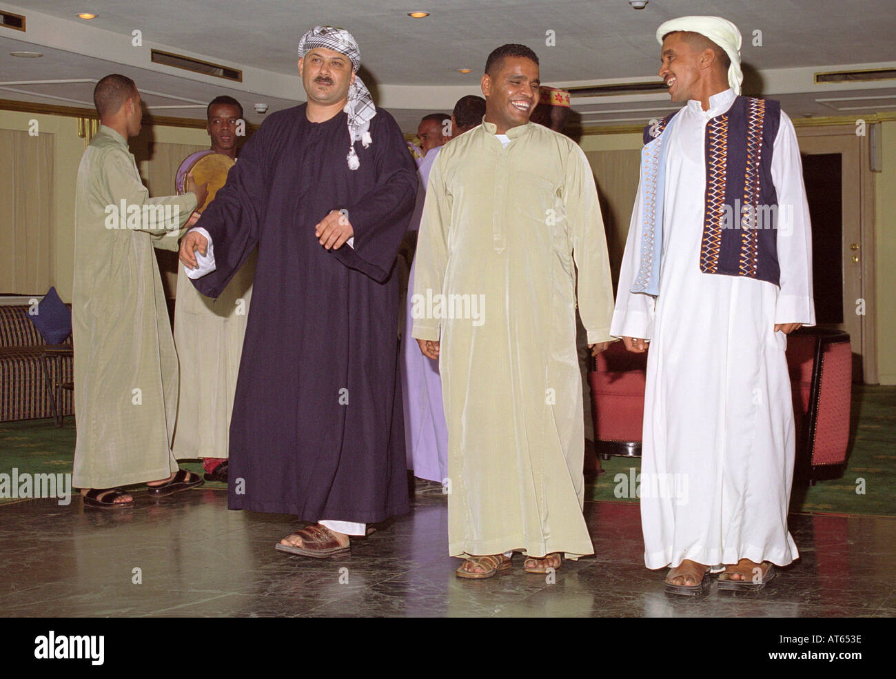 Bailando en una fiesta a bordo galabajah ms prince abbas. ms prince Abbas, el lago Nasser, en el alto Egipto, Egipto. bailando en una fiesta a bordo galabajah ms prince abbas. El lago Nasser, Aswan, Egipto. bailando en una fiesta a bordo galabajah ms prince Abbas. Foto de stock