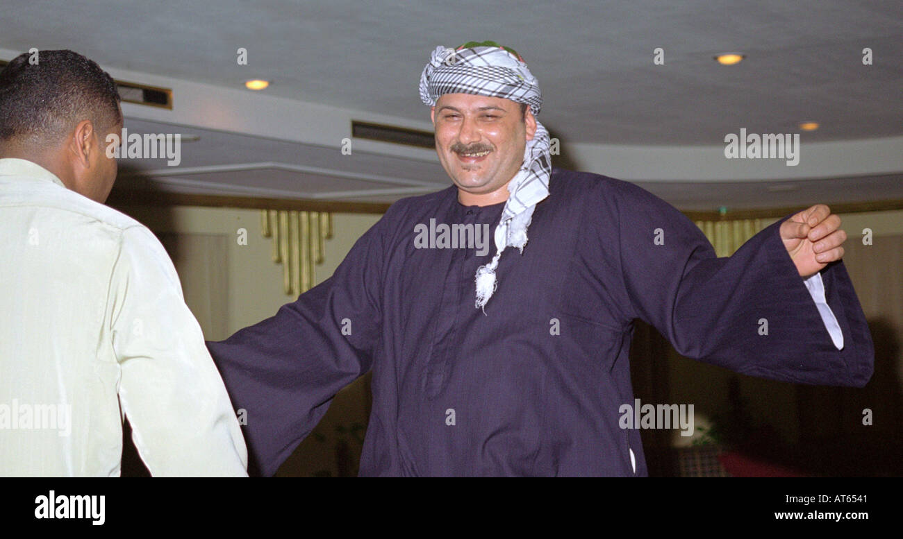 Bailando en una fiesta a bordo galabajah ms prince abbas. ms prince Abbas, el lago Nasser, en el alto Egipto, Egipto. bailando en una fiesta a bordo galabajah ms prince abbas. El lago Nasser, Aswan, Egipto. bailando en una fiesta a bordo galabajah ms prince Abbas. Foto de stock