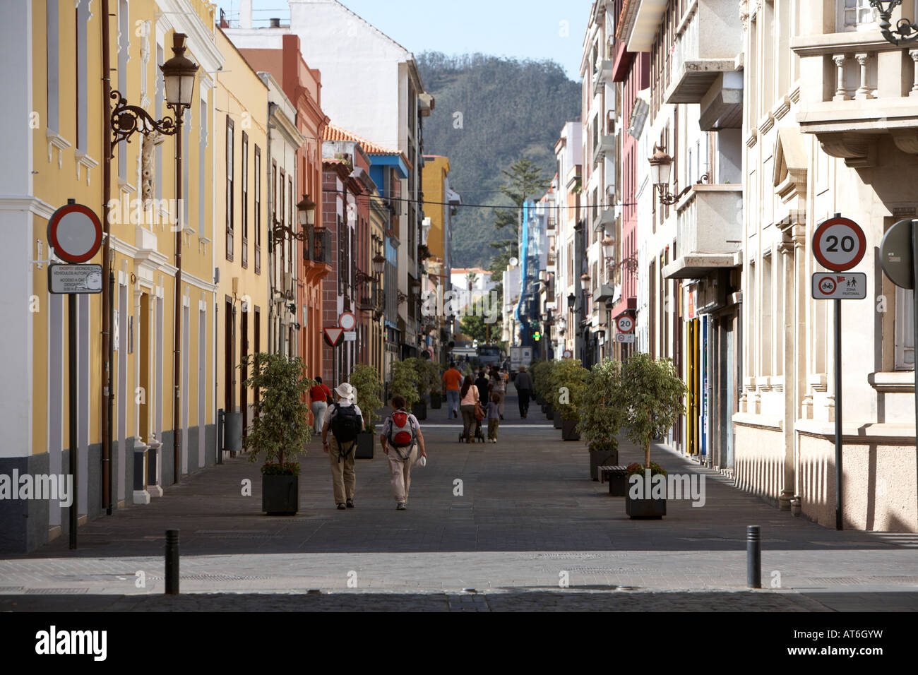 La unesco conserva estrecha calle peatonal en la Laguna, Tenerife, Islas Canarias Foto de stock