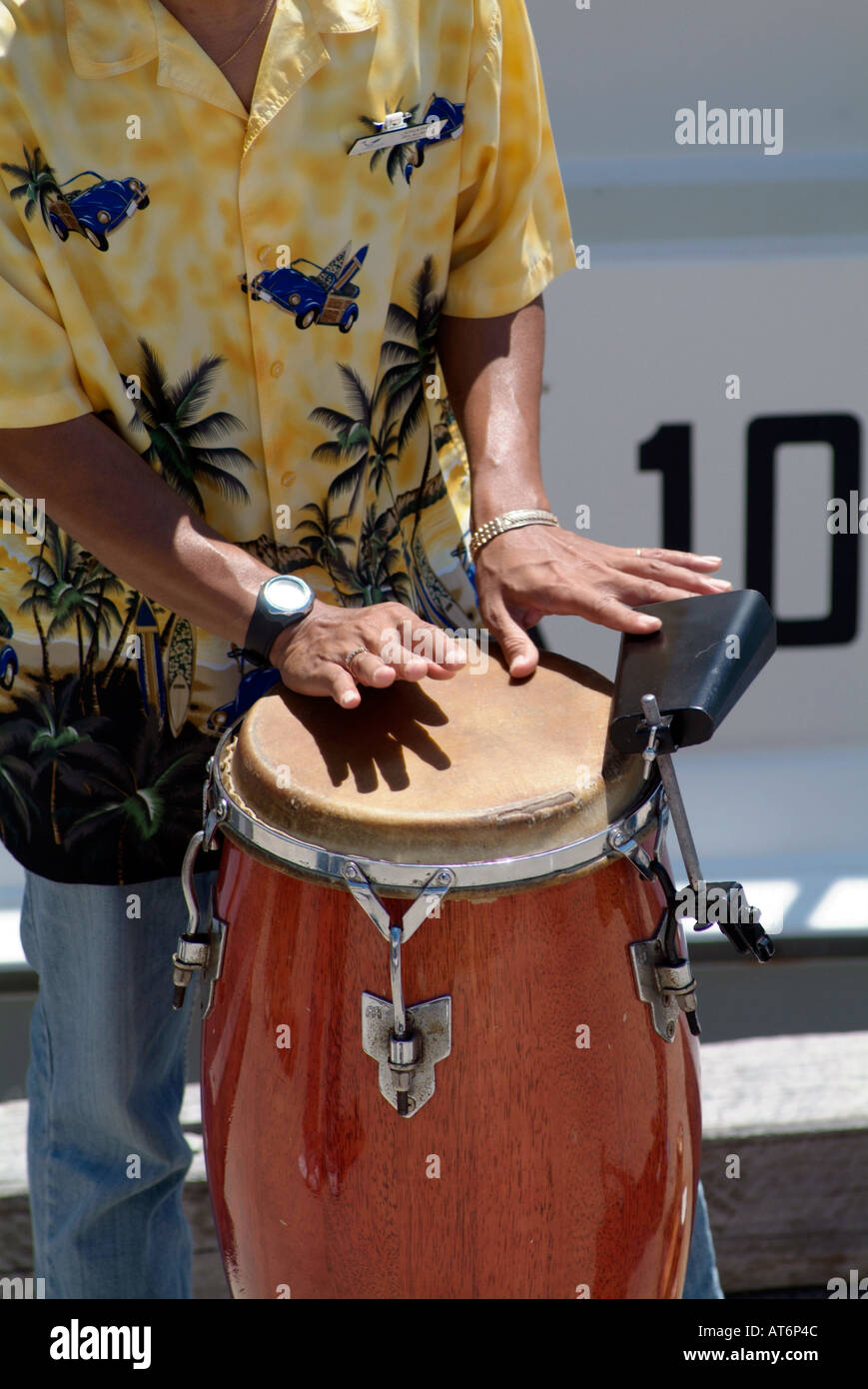 Tambores bongo drum beat hit baterista tamborileo instrumento de percusión  rítmica jugar jugador jugando piel camiseta hawianian Fotografía de stock -  Alamy