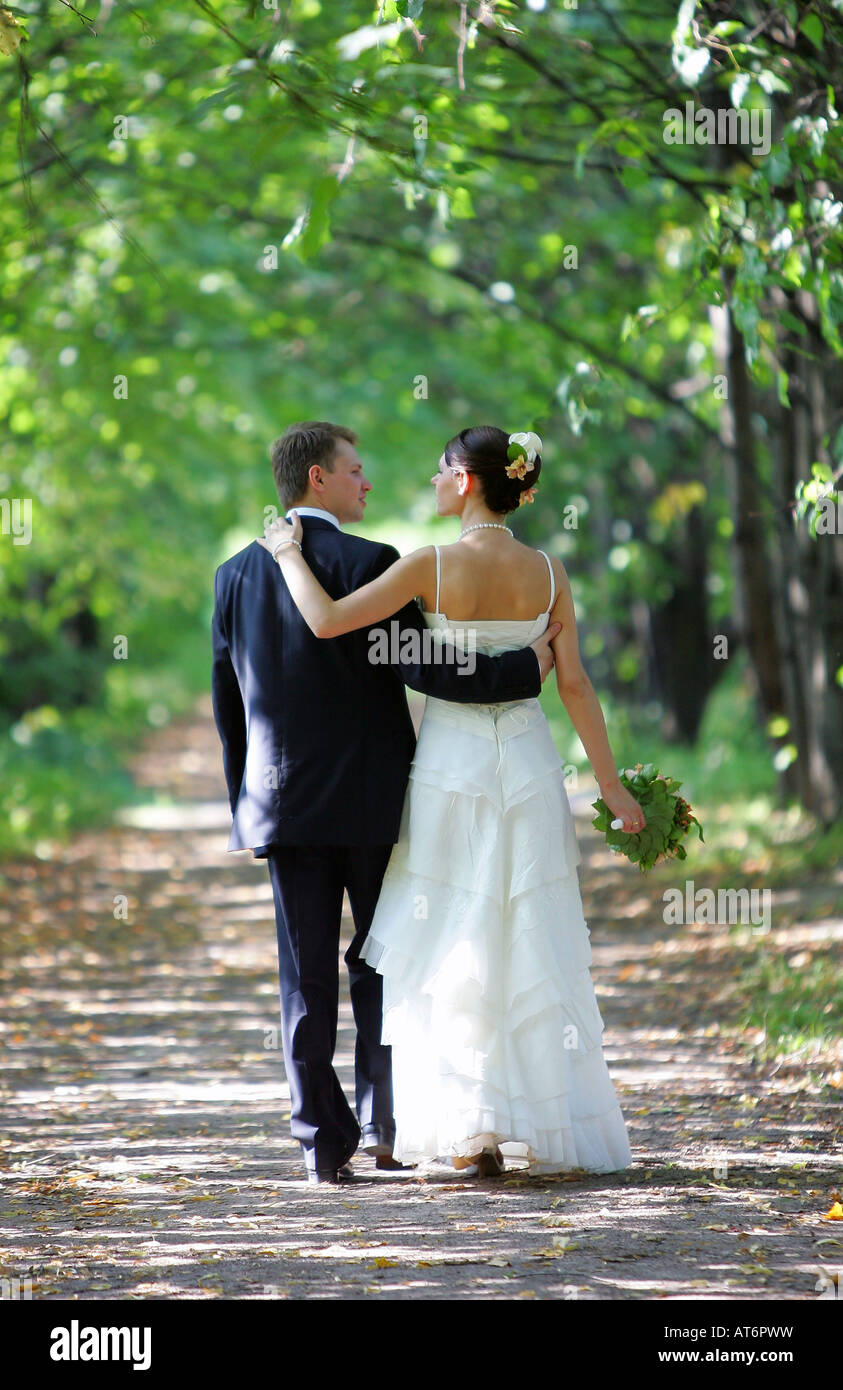 Los novios recién casados en el amor caminando por el Condado de Lane Foto de stock