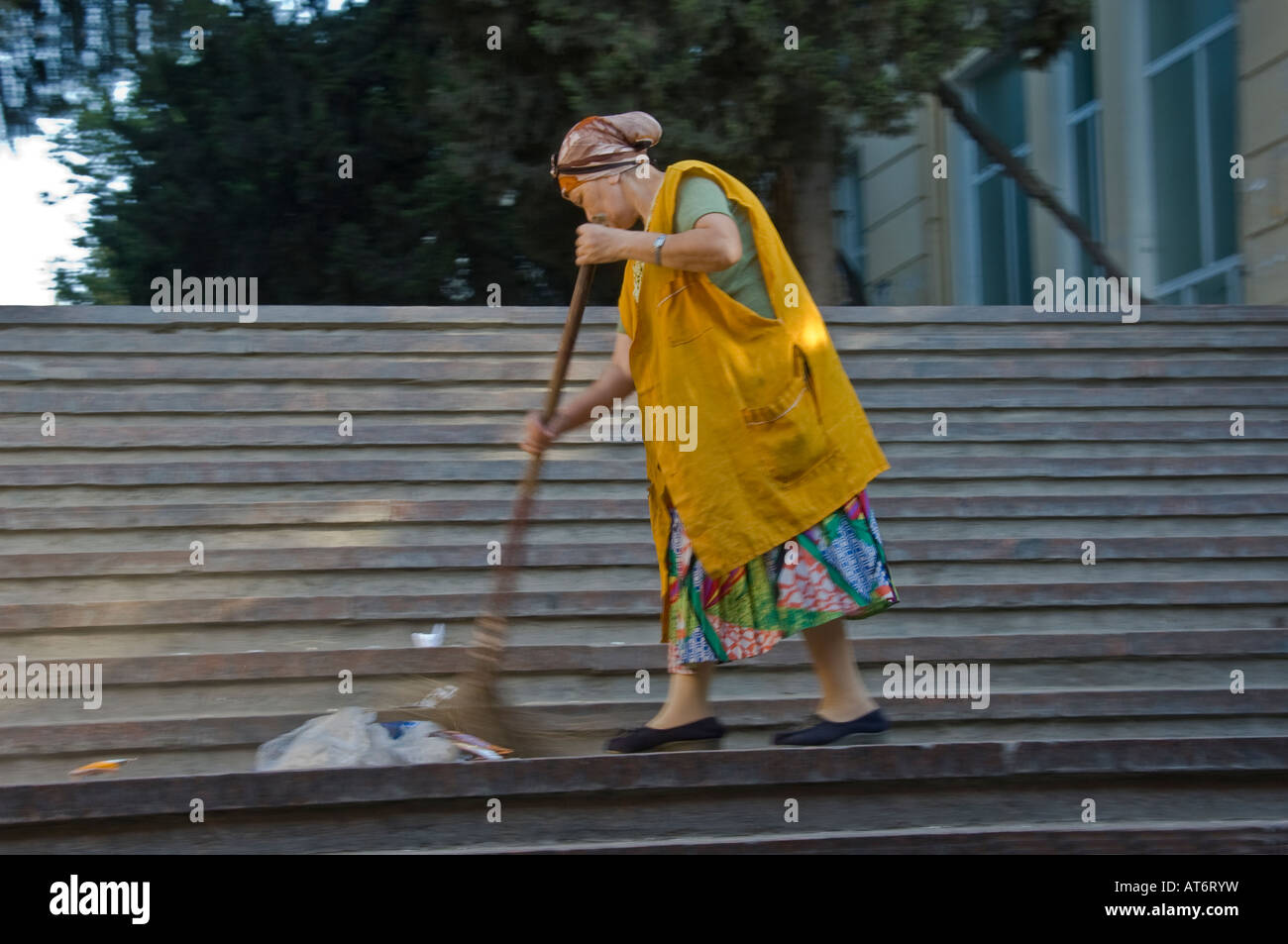 La vieja señora barriendo las escaleras en Baku, Azerbaiyán Fotografía de  stock - Alamy