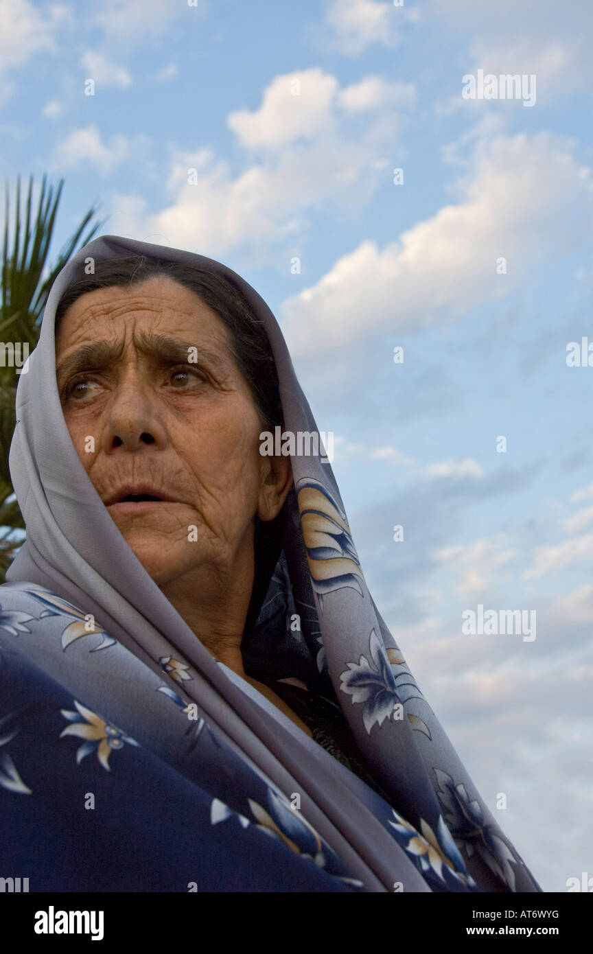 Anciana con pañuelo en la explanada en Baku, Azerbaiyán Fotografía de stock  - Alamy