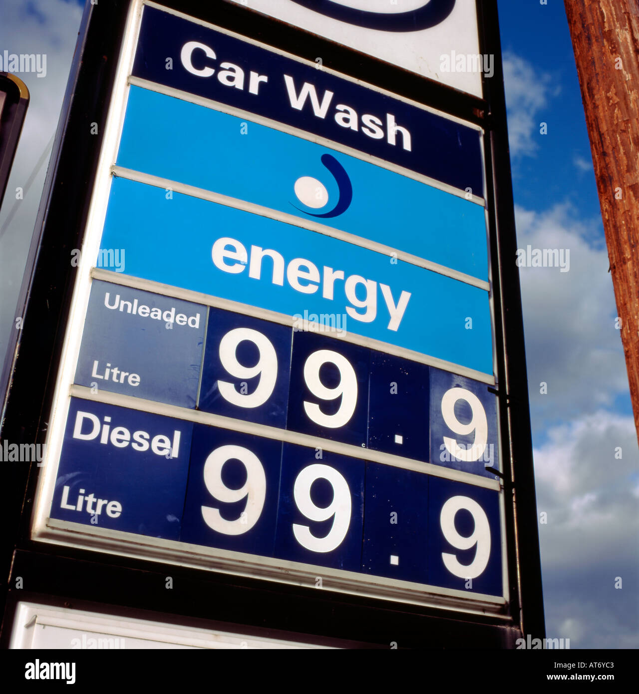 El precio de la gasolina de signo en una estación de gasolina Mobil garaje en Carmarthenshire Gales UK KATHY DEWITT Foto de stock