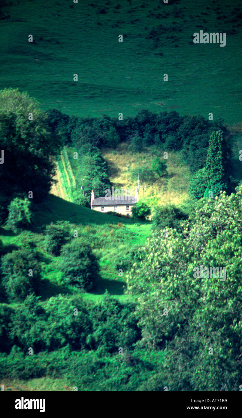 Casa rural en ondulantes colinas de Cotswold Inglaterra Foto de stock