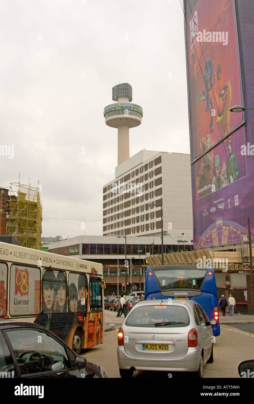 Día Hora vista de movimiento de tráfico en Lime Street y el Radio City Tower en Liverpool Foto de stock