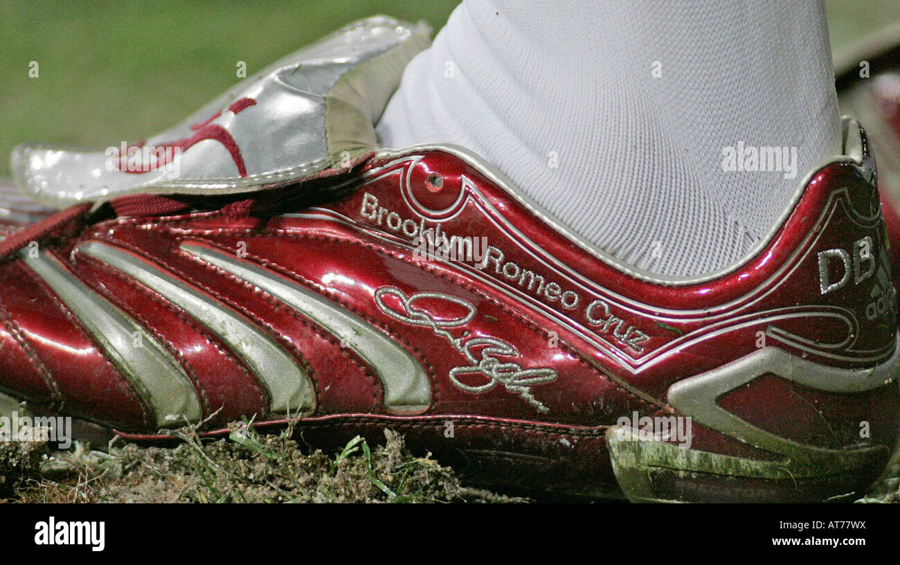 Real Madrid David Beckham's custom made Adidas Predator botas mostrando los  nombres de sus hijos Brooklyn, Romeo y Cruz Fotografía de stock - Alamy