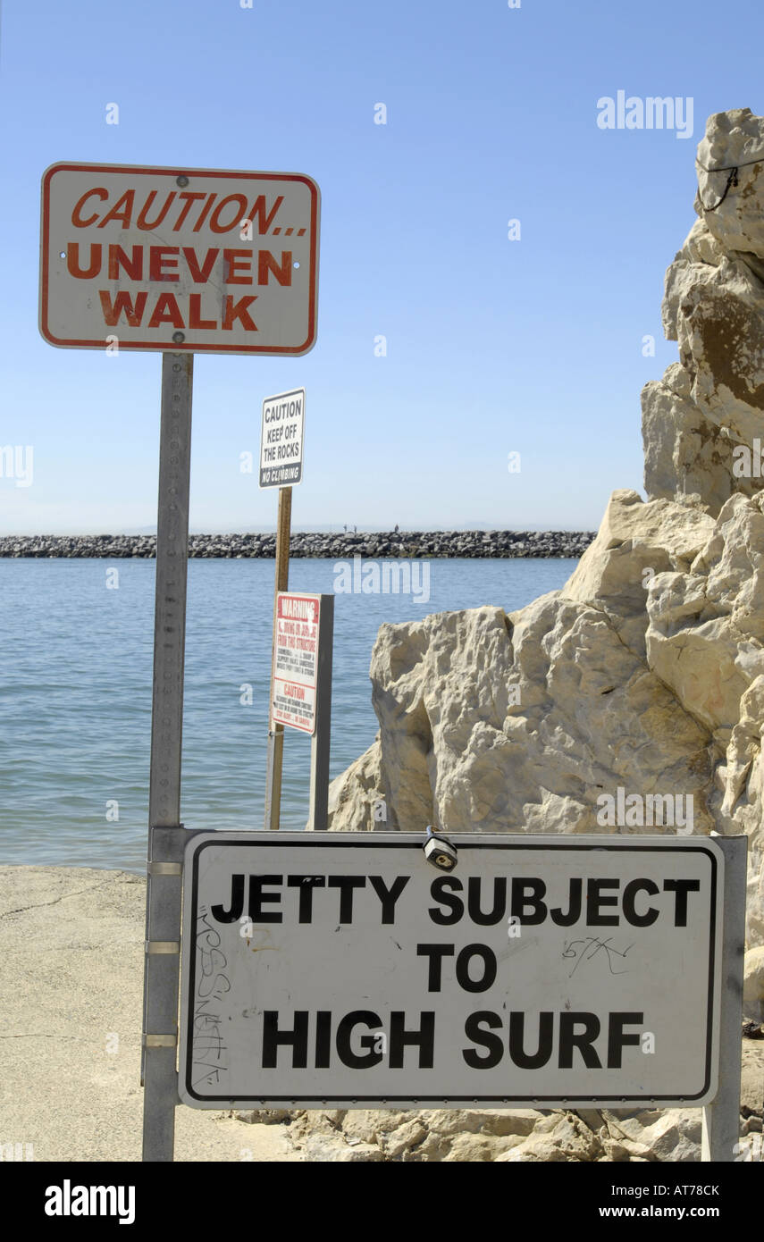 Signos de advertencia de jetty sujetos a altas surf Foto de stock