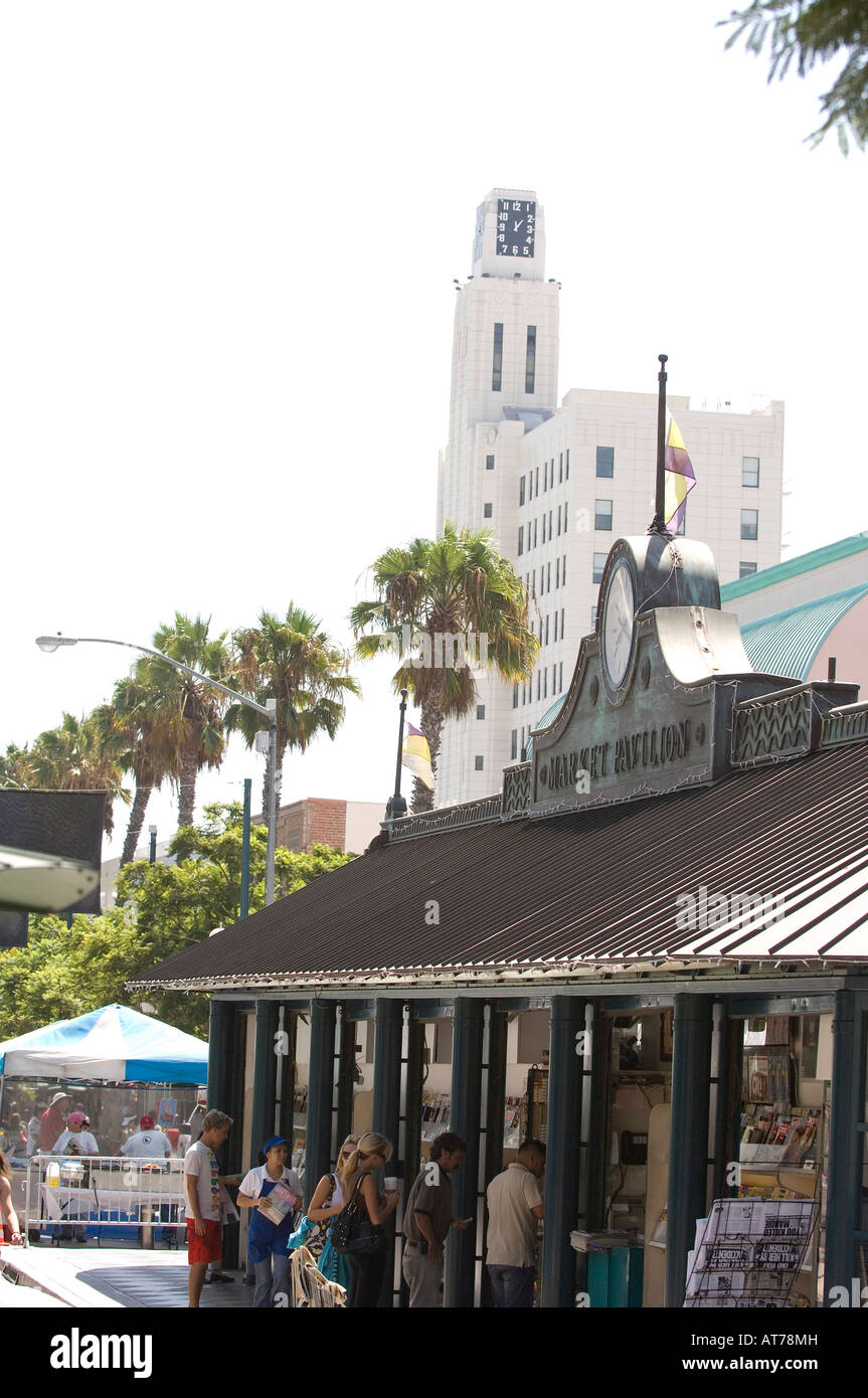 Santa Monica Third Street Promenade vendedor de libros con los turistas que caminan mostrando art decó de la torre del reloj en el fondo. Foto de stock