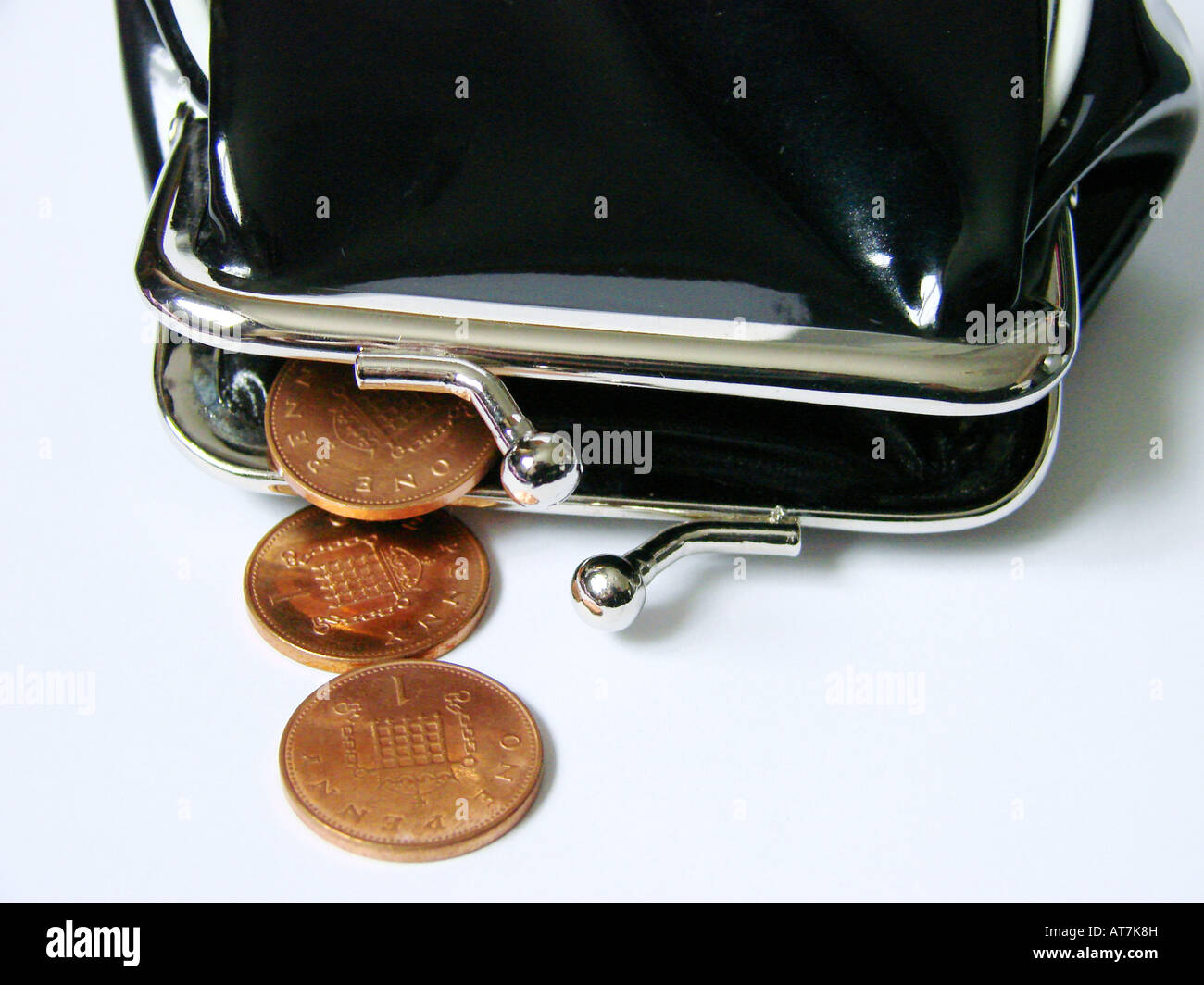Un bolso con Penny monedas caigan Foto de stock
