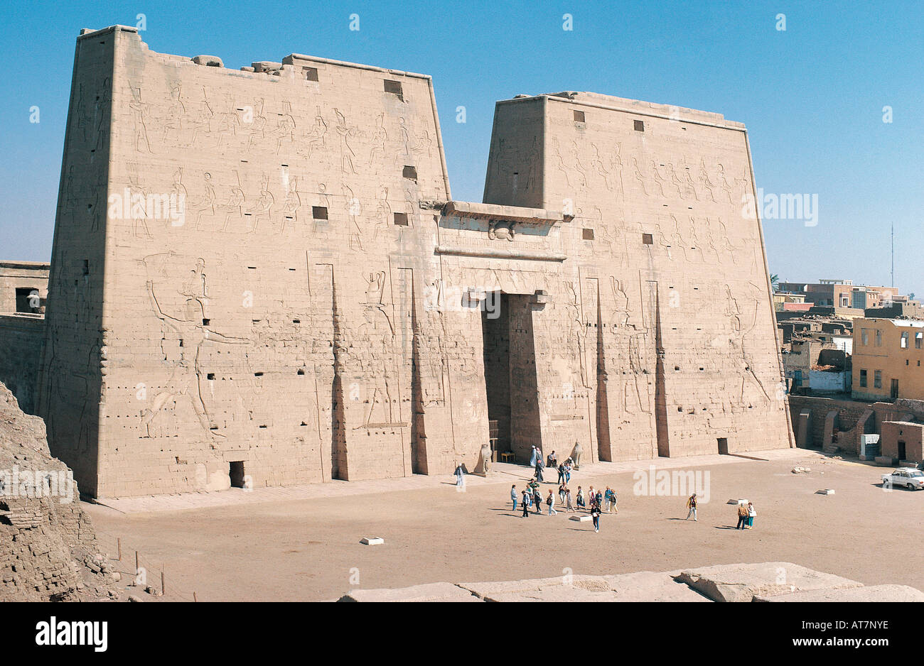 El Pilono de Edfu que está adyacente al templo de Horus en las orillas del río Nilo, Egipto Foto de stock