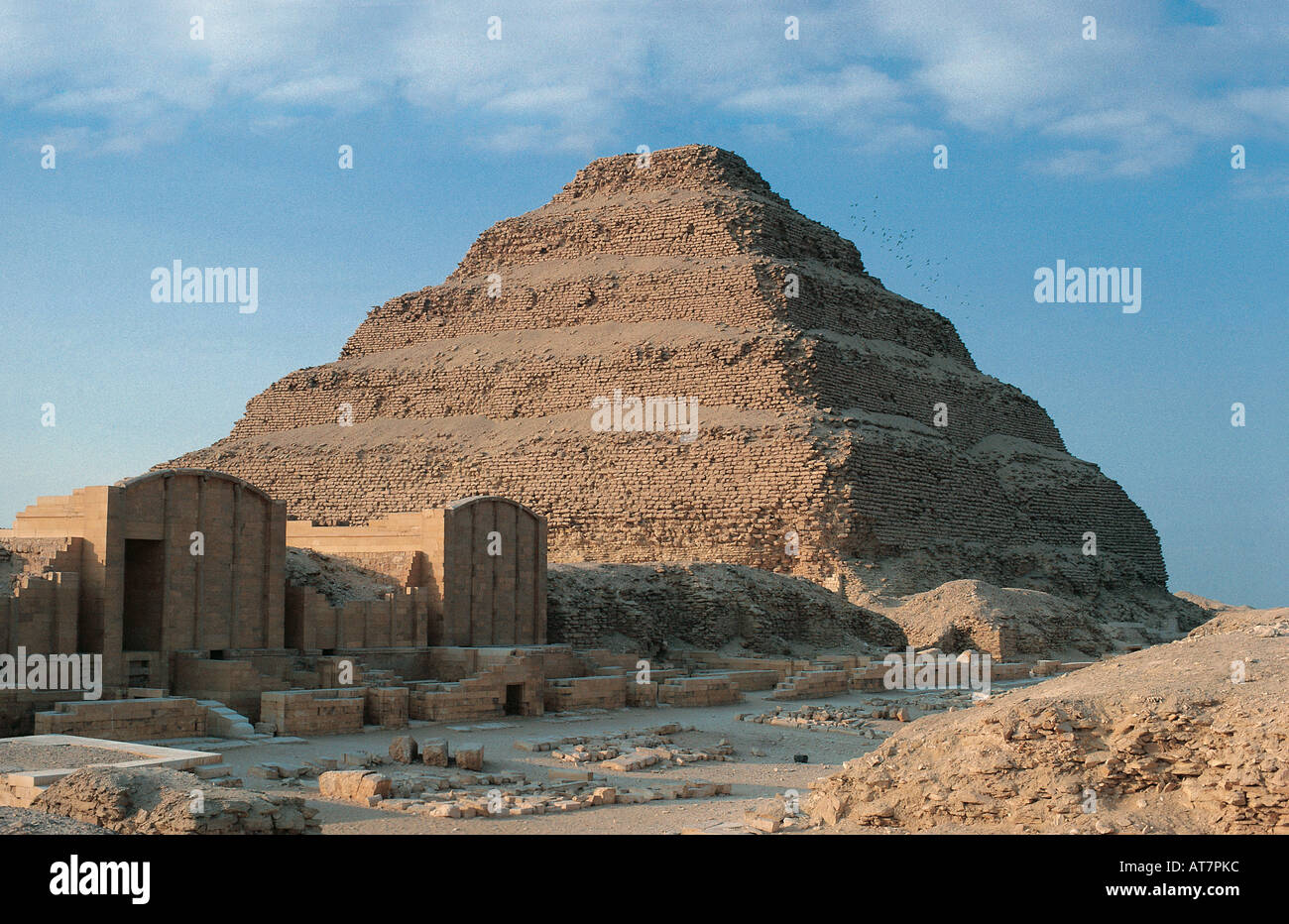 El paso pirámide de Saqqara cerca de Giza, cerca de El Cairo, Egipto Foto de stock