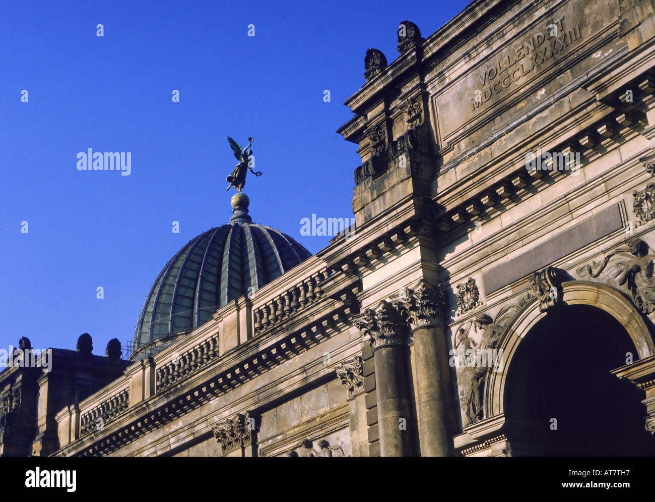 La entrada y la cúpula de la Academia de Bellas Artes, Bruehl Terraza, Dresden, Alemania Foto de stock